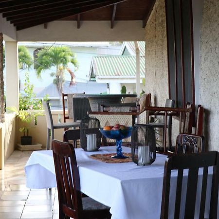 Rainbow Inn Grenville 外观 照片