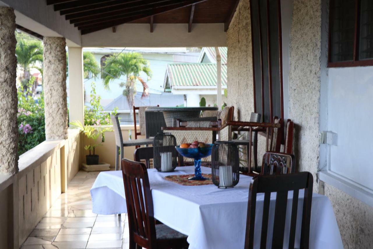 Rainbow Inn Grenville 外观 照片