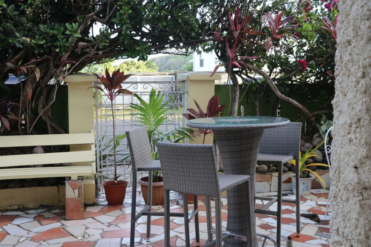 Rainbow Inn Grenville 外观 照片