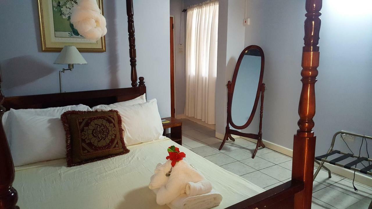 Rainbow Inn Grenville 外观 照片