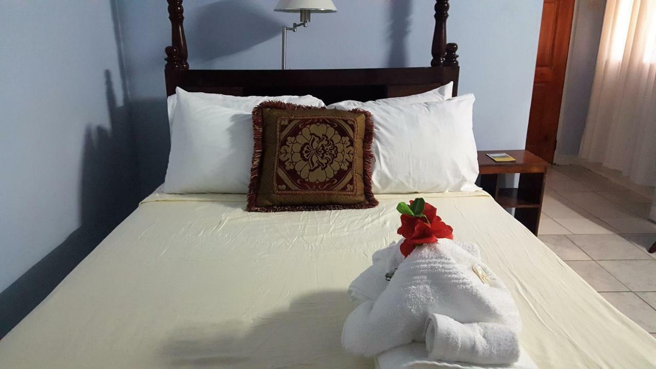 Rainbow Inn Grenville 外观 照片